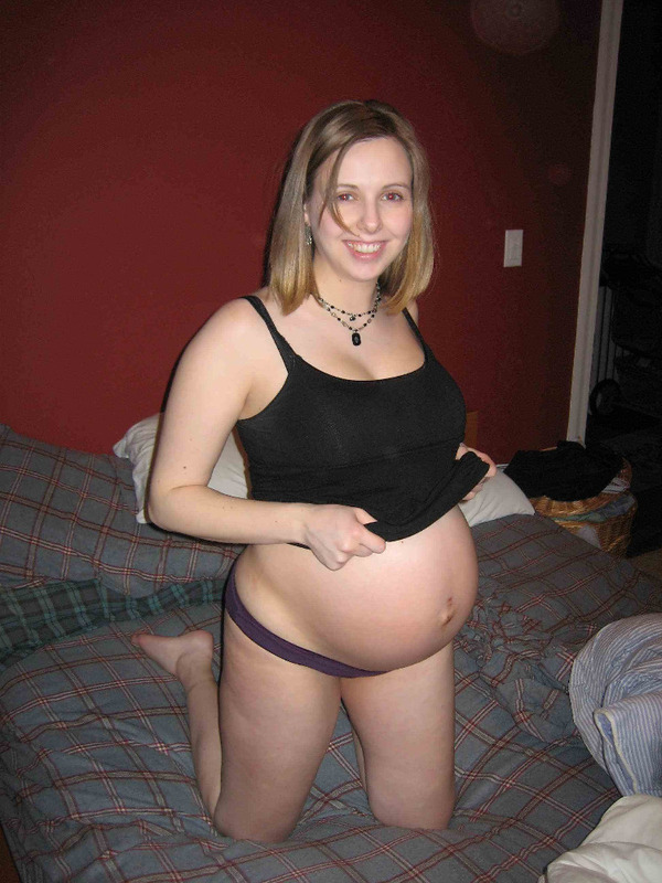 Бабенка светит дойками во время беременности 11 фотография