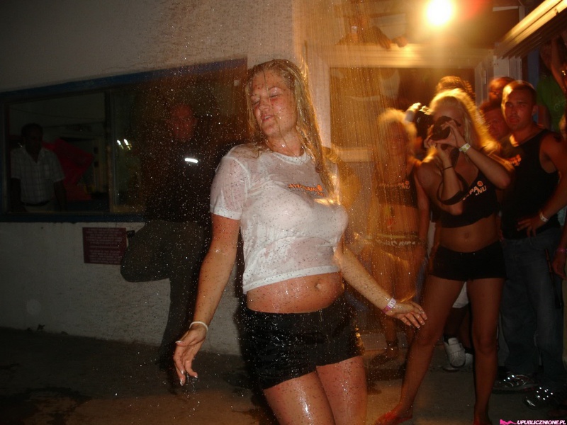 Две пьяные блондинки мокнут под водой на улице 14 фотография