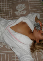 Развратная девка лежит на кровати в ожидании секса 5 фото