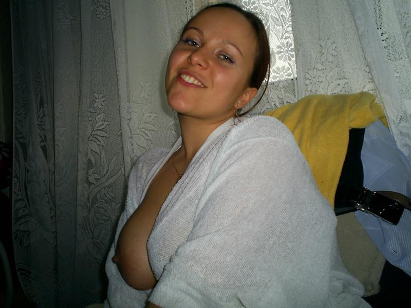 Развратная девка лежит на кровати в ожидании секса 3 фотография