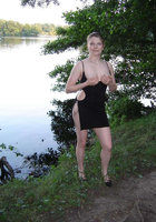 Подруга без комплексов задрала платье возле озера 10 фото