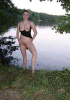 Подруга без комплексов задрала платье возле озера 8 фотография