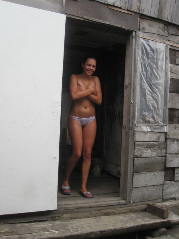 Голые лесбиянки отдыхают в деревенской бане 9 фотография