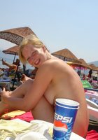 Ослепительные блондинки собираются на нудистский пляж 8 фото