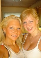 Ослепительные блондинки собираются на нудистский пляж 2 фото