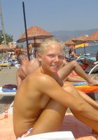 Ослепительные блондинки собираются на нудистский пляж 10 фото