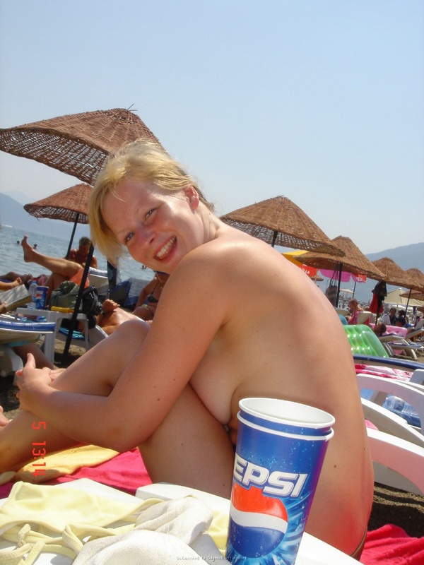 Ослепительные блондинки собираются на нудистский пляж 8 фотография