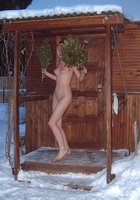 Голая девчонка полностью голая стоит на морозе в деревне 18 фото