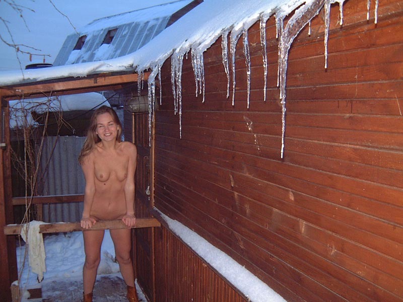 Голая девчонка полностью голая стоит на морозе в деревне 12 фотография