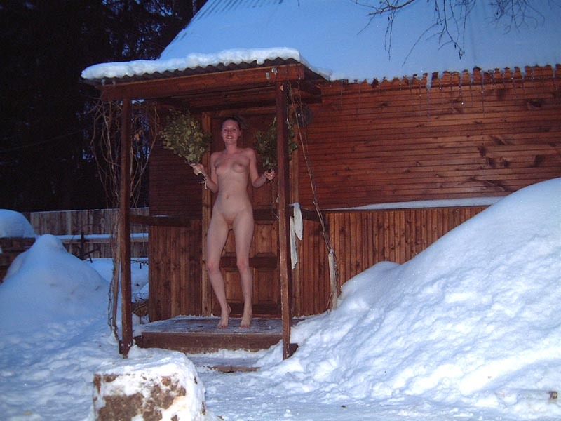 Голая девчонка полностью голая стоит на морозе в деревне 19 фотография