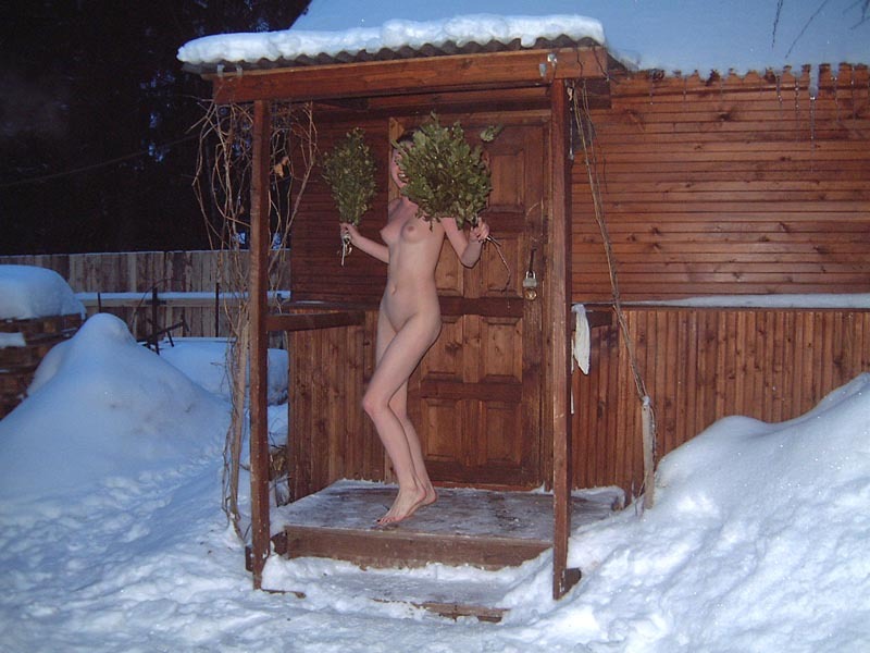 Голая девчонка полностью голая стоит на морозе в деревне 18 фотография