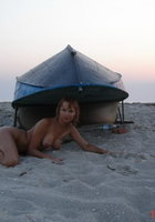 Рыжая давалка без купальника встречает закат на пляже 12 фотография