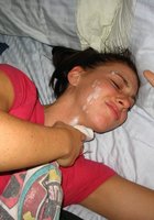Молодая воспитательница приготовилась к мастурбации в квартире 19 фотография