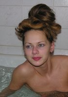 Голая Татьяна принимает ванну после отпуска 8 фото