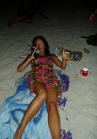 Голая марамойка отдыхает на песчаном пляже 5 фото