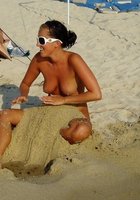 Голая марамойка отдыхает на песчаном пляже 11 фото
