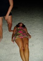 Голая марамойка отдыхает на песчаном пляже 6 фотография