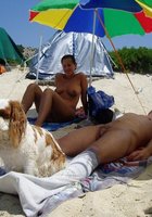 Голая марамойка отдыхает на песчаном пляже 18 фото