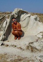 Голая марамойка отдыхает на песчаном пляже 14 фото