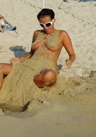 Голая марамойка отдыхает на песчаном пляже 13 фотография