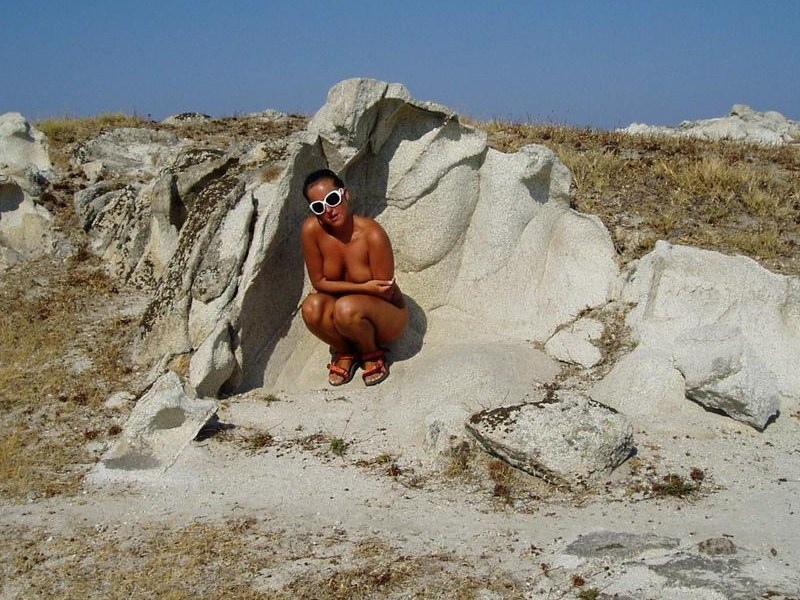 Голая марамойка отдыхает на песчаном пляже 14 фотография