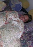 Жена с мохнатой мандой лежит на кровати с презервативом на животе 9 фото