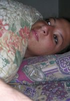 Жена с мохнатой мандой лежит на кровати с презервативом на животе 12 фото