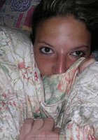 Жена с мохнатой мандой лежит на кровати с презервативом на животе 11 фото