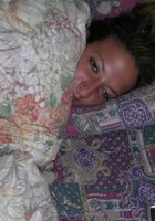 Жена с мохнатой мандой лежит на кровати с презервативом на животе 13 фотография