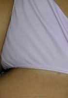 Жена с мохнатой мандой лежит на кровати с презервативом на животе 17 фотография