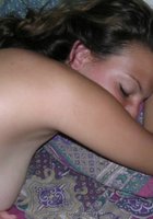 Жена с мохнатой мандой лежит на кровати с презервативом на животе 23 фото