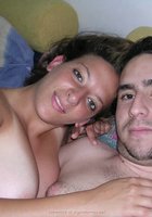 Жена с мохнатой мандой лежит на кровати с презервативом на животе 19 фото