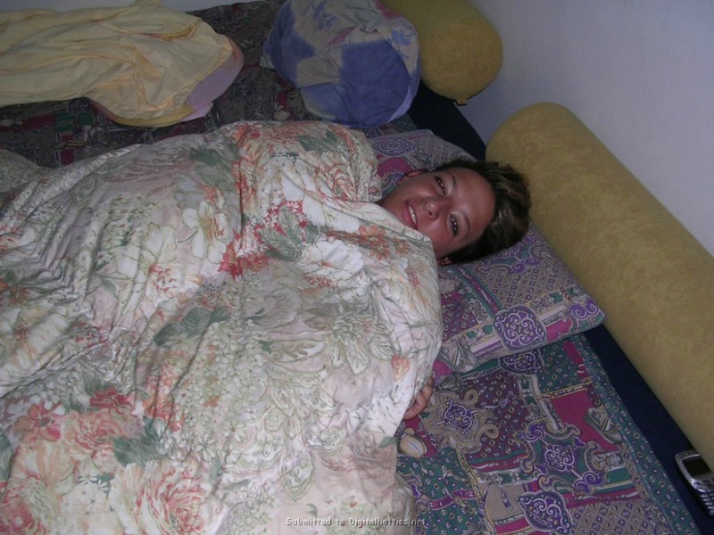 Жена с мохнатой мандой лежит на кровати с презервативом на животе 9 фотография