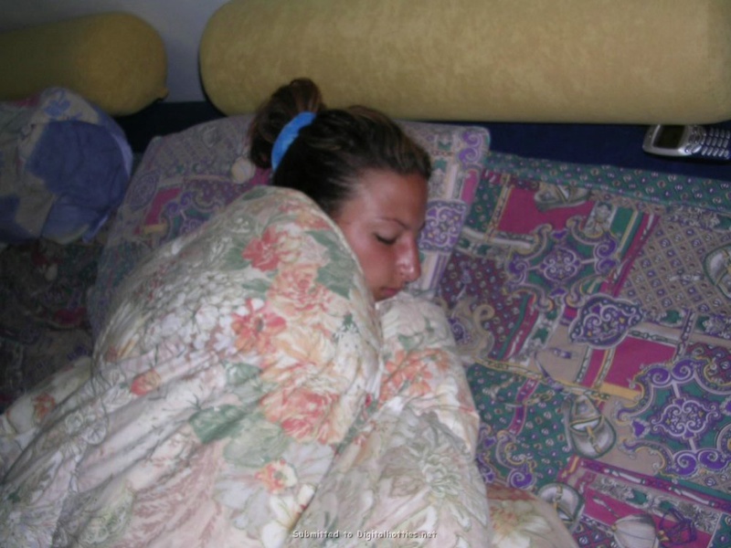Жена с мохнатой мандой лежит на кровати с презервативом на животе 8 фотография
