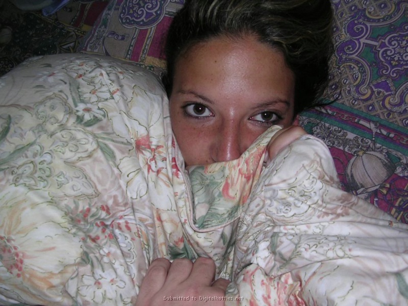 Жена с мохнатой мандой лежит на кровати с презервативом на животе 11 фотография