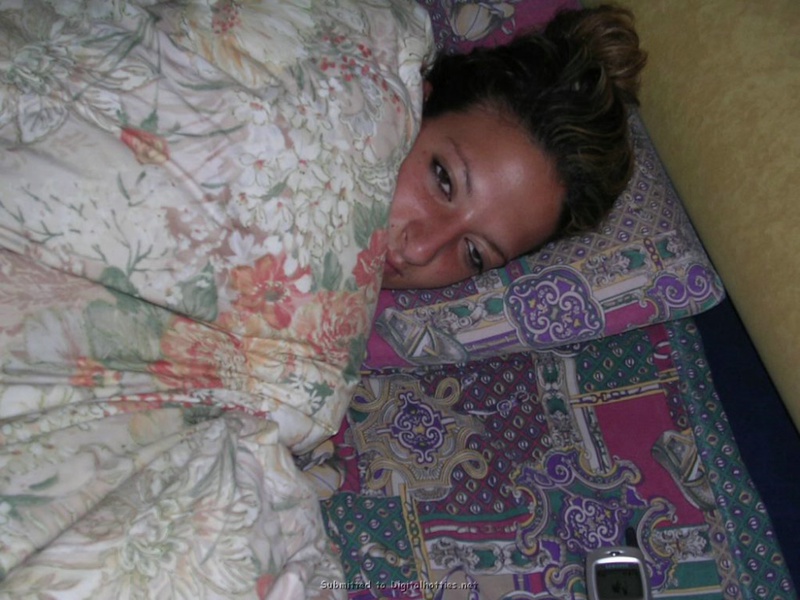 Жена с мохнатой мандой лежит на кровати с презервативом на животе 13 фотография