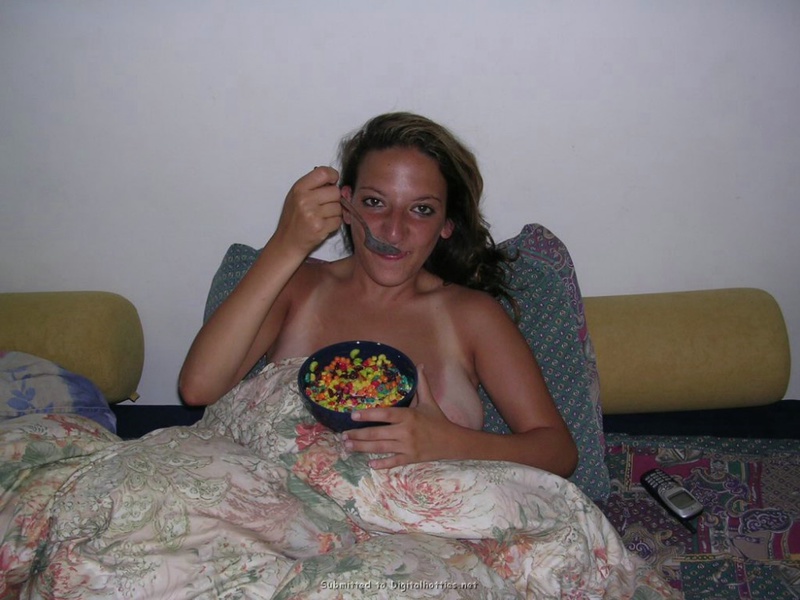 Жена с мохнатой мандой лежит на кровати с презервативом на животе 14 фотография