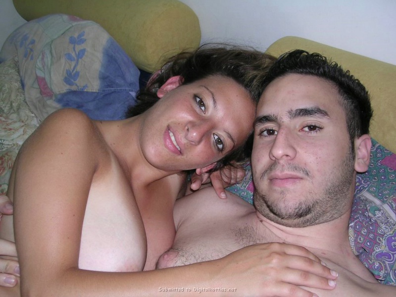 Жена с мохнатой мандой лежит на кровати с презервативом на животе 19 фотография