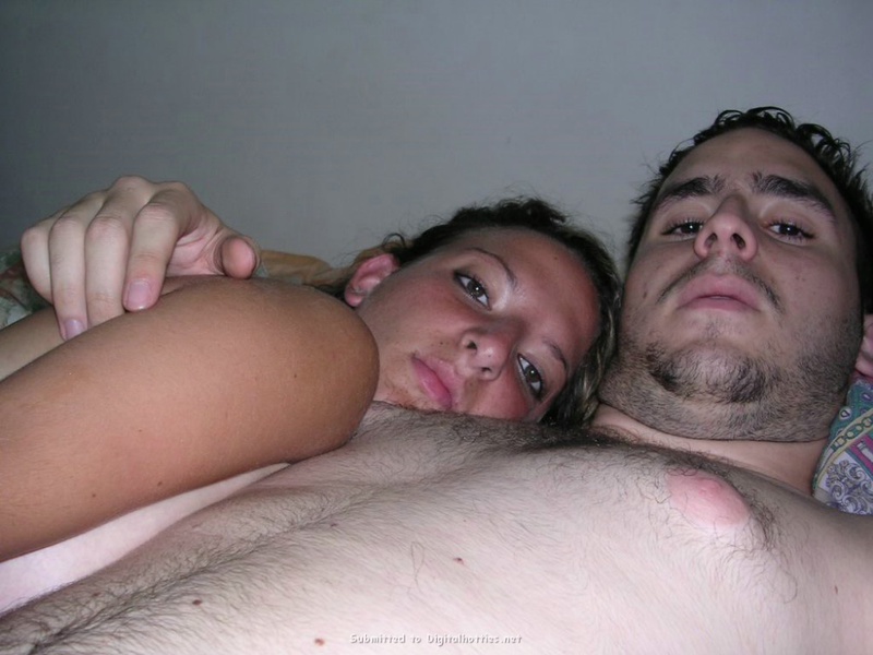 Жена с мохнатой мандой лежит на кровати с презервативом на животе 29 фотография