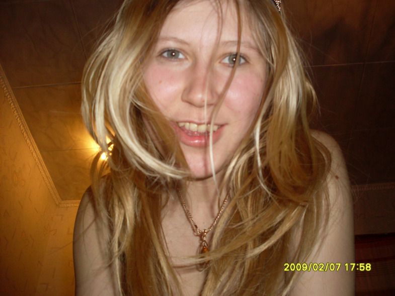25 летняя блондинка на диване светит дойками 2 фотография