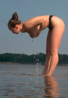 Грешница греет небритую писю после купания в озере 3 фото