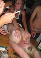 Пьяные телки на вечеринке оголяют сиськи ложась на стол 6 фото
