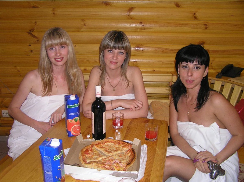 Три подруги отдыхают в бане без парней 4 фотография