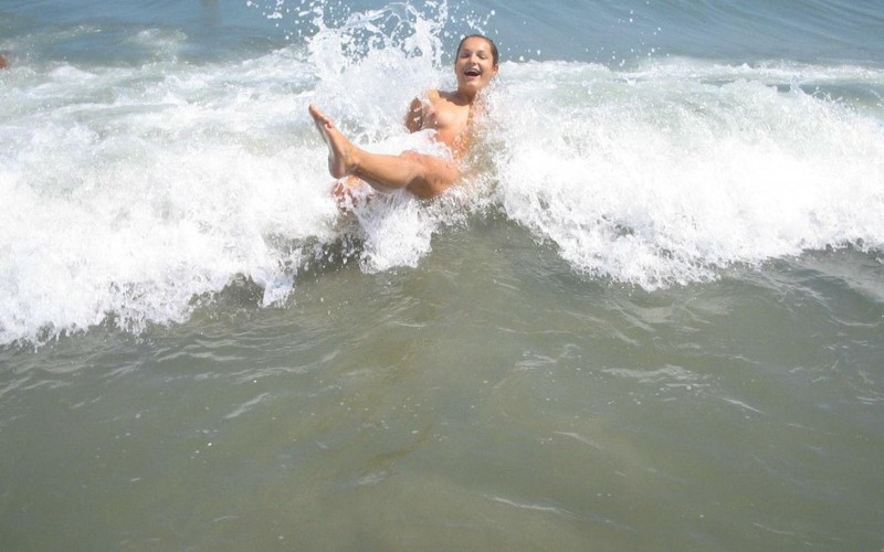 Обнаженная девка отдыхает после отдыха на пляже 5 фотография