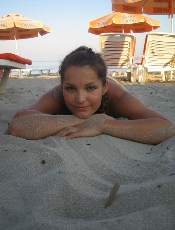 Обнаженная девка отдыхает после отдыха на пляже 3 фотография