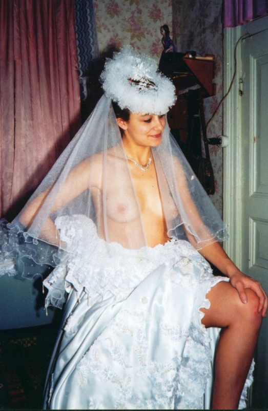 Молодая невеста разделась после свадьбы 3 фотография