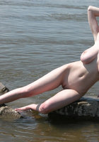 Блондиночка с большими сиськами проводит время на мелководной реке 11 фото
