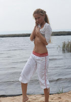 Спортивная девчонка оголилась на берегу озера 3 фотография