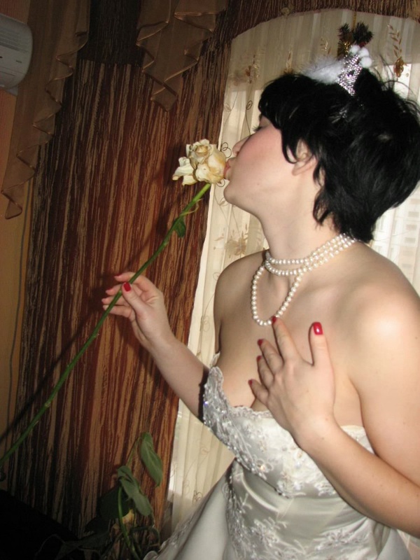 Голая невеста моется в ванной перед брачной ночью 1 фотография