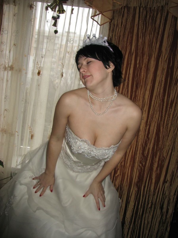 Голая невеста моется в ванной перед брачной ночью 2 фотография